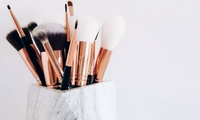 Καθαρίστε τα πινέλα του μακιγιάζ σας σήμερα!