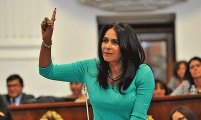 Γυναίκα πολιτικός δίνει μαθήματα σε νέους πώς να βάζουν προφυλακτικό με το στόμα (vid)