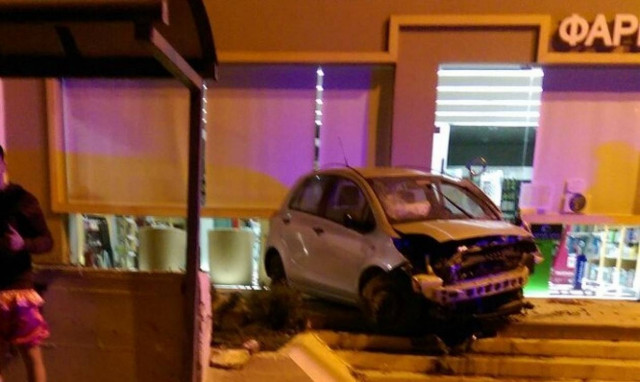 Απίστευτο τροχαίο στη Σούδα! «Ιπτάμενο» αυτοκίνητο εκτινάχτηκε σε φαρμακείο (pics)