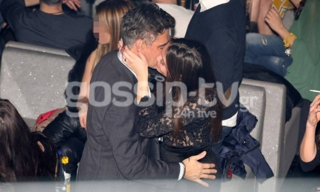 Άρης Σπηλιωτόπουλος: Καυτά φιλιά με την 21χρονη σύντροφό του σε νυχτερινή τους έξοδο