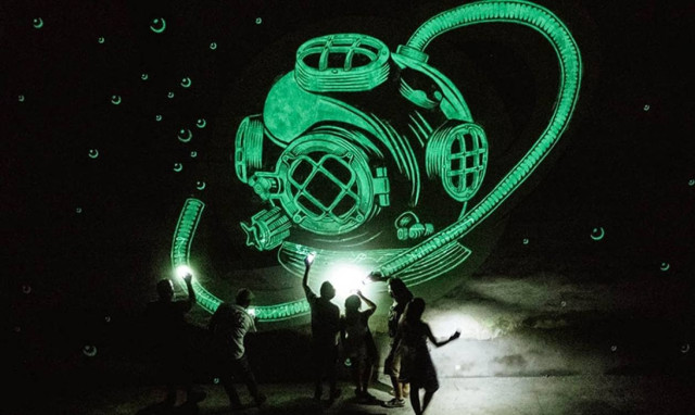 Τι σημαίνουν αυτά τα περίεργα «μηνύματα» που φεγγοβολούν τη νύχτα στους δρόμους της Βαρκελώνης