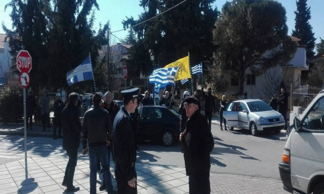 Η στιγμή του ξυλοδαρμού στο Ωραιόκαστρο - Επιτέθηκαν σε δημοσιογράφο on air (vids)