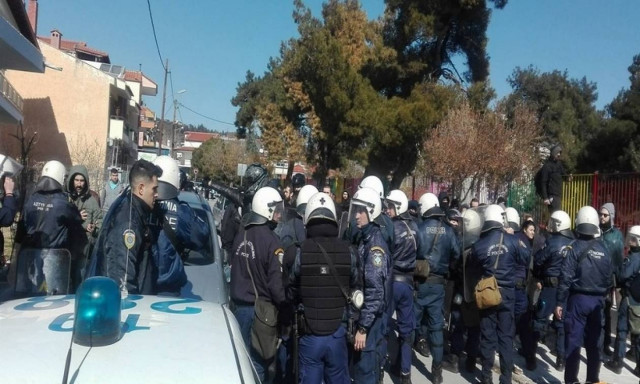 Νέα ένταση στο Ωραιόκαστρο με αφορμή τα προσφυγόπουλα (pics&vid)