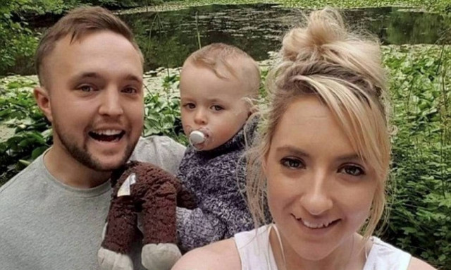 Τραγικό: Τον έριξε από το κρεβάτι γιατί νόμιζε πως ροχάλιζε ενώ εκείνος ξεψυχούσε (pics)