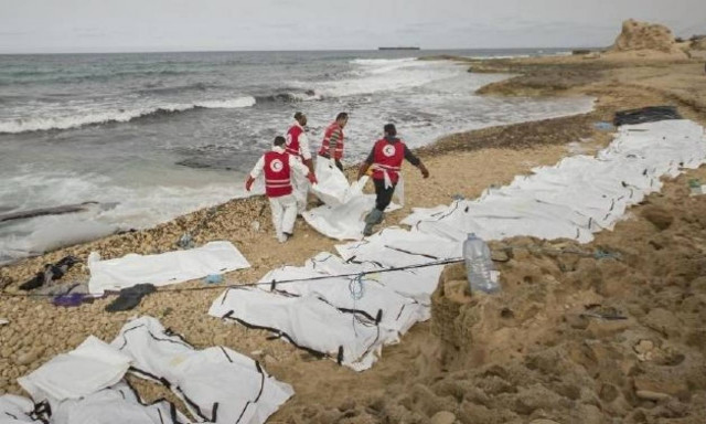 Μακάβριο και θλιβερό θέαμα: 74 σοροί ξεβράστηκαν σε παραλία (pics)