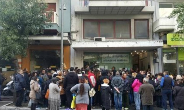 Πάτρα: Εικόνες χάους για το Κοινωνικό Επίδομα Αλληλεγγύης (pics&vid)