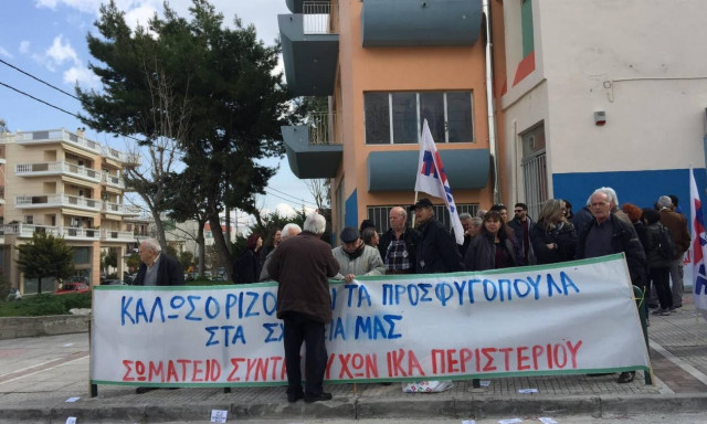 Με χειροκροτήματα υποδέχτηκαν τα προσφυγόπουλα σε Δημοτικό Σχολείο του Περιστερίου (pics&vids)