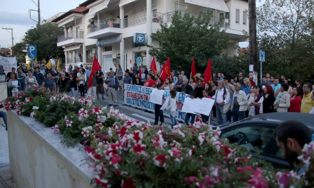 «Ραντεβού» συμπαράστασης έξω από το 1ο δημοτικό Ωραιοκάστρου από δασκάλους άλλων σχολείων