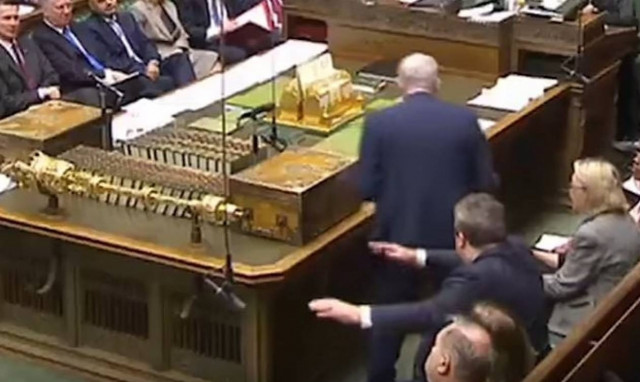 Βρετανία: Χαμός στα social media για τον πανηγυρισμό «dab» του αντιπροέδρου των Εργατικών (vid)