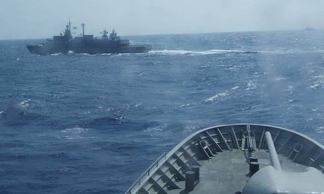 Μυρίζει μπαρούτι στα Ίμια: «Ναυμαχία» ελληνικών και τουρκικών πλοίων