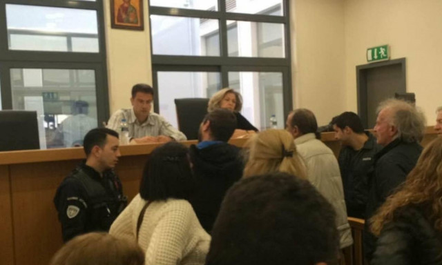 Σκηνές πανικού στο Ειρηνοδικείο - Φυγαδεύτηκαν δύο συμβολαιογράφοι