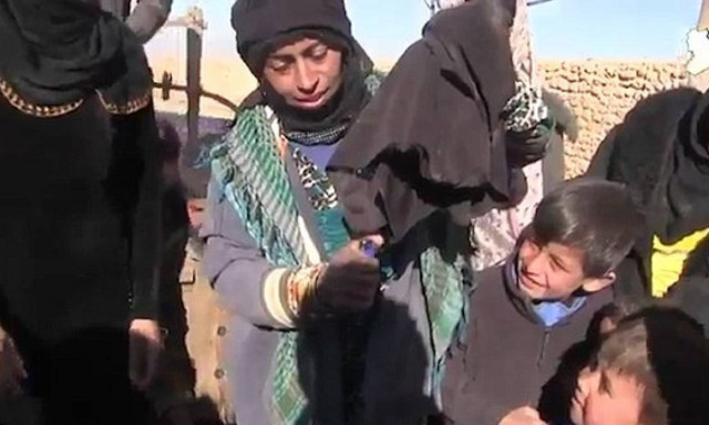 Μοσούλη: Πανηγυρίζουν την απελευθέρωση από το Ισλαμικό Κράτος καίγοντας τις μπούρκες τους (vid+pics)