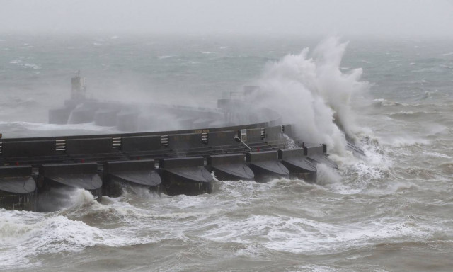 Σφοδρή καταιγίδα σαρώνει με 160 χλμ. την ώρα τη Βρετανία – Χιλιάδες σπίτια χωρίς ηλεκτρικό (Pics)
