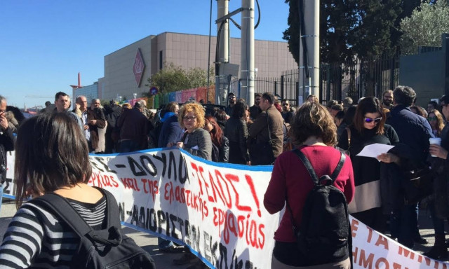 Συγκέντρωση εκπαιδευτικών έξω από το Υπουργείο Παιδείας – Ζητούν διορισμούς στα σχολεία (pics)