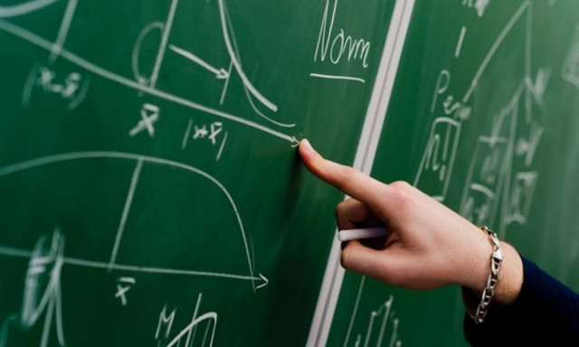 Συγκέντρωση καθηγητών έξω από το υπουργείο Παιδείας