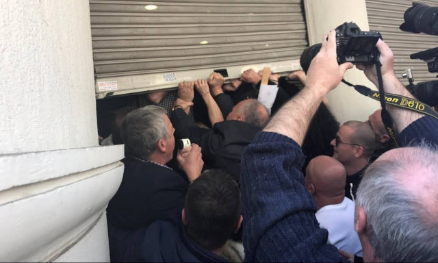 Ένταση και λιποθυμίες στο υπουργείο Υγείας (pics)