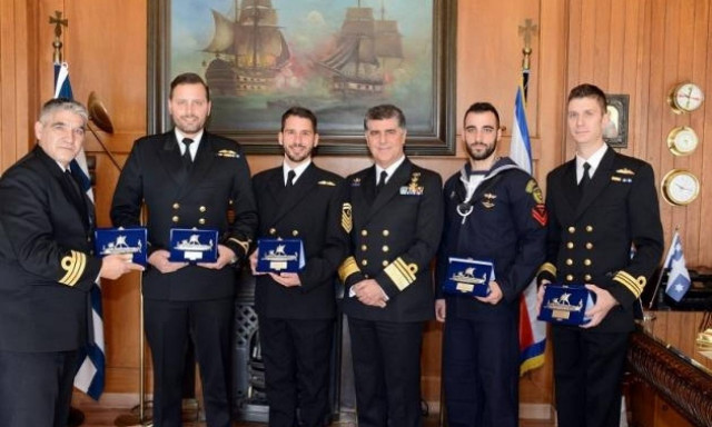 Βράβευση πληρώματος ελικοπτέρου του Πολεμικού Ναυτικού για τη διάσωση πληρώματος φορτηγού πλοίου