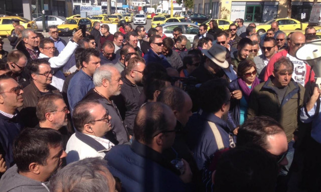 Διαμαρτυρία οδηγών ταξί έξω από τα γραφεία της ΝΔ (pics + vid)