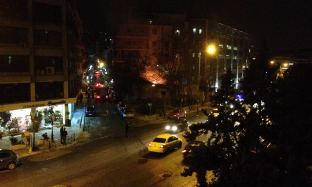 Φωτιά επί της Μιχαλακοπούλου δίπλα στον ΔΟΛ