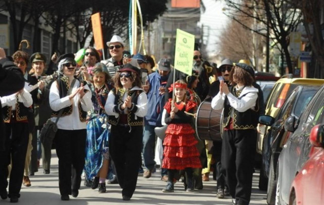 Λάρισα: Με «μπουλούκια» μεταμφιεσμένων αναβίωσαν παραδοσιακά αποκριάτικα έθιμα στην πόλη