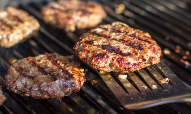 Απίστευτο: Αυτό είναι το πιο ακριβό και πιο μεγάλο burger στον κόσμο! (pics)