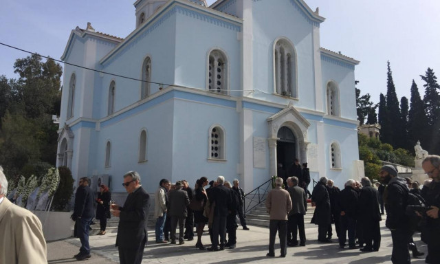 Πλήθος κόσμου αποχαιρέτησε τον Νίκο Κούνδουρο (pics&vids)