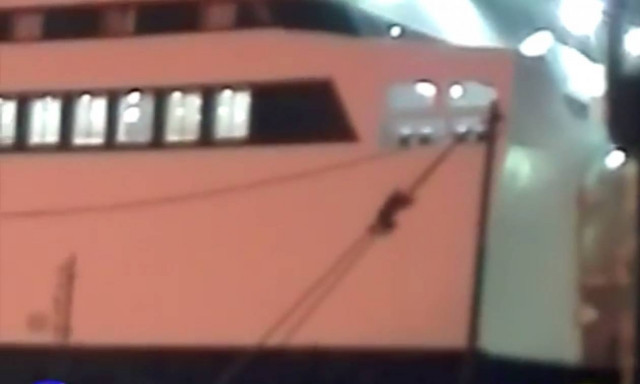 Μυτιλήνη: Πρόσφυγας προσπάθησε να μπει στο πλοίο σκαρφαλώνοντας στον κάβο (vid)