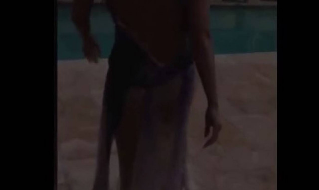 Η Χάλι Μπέρι κάνει στριπτίζ μετά τα Όσκαρ και βουτάει ολόγυμνη στην πισίνα (video)