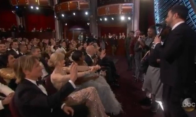 Όσκαρ 2017: Έβαλαν τουρίστες στην απονομή και έκλεισαν κουμπαριά με τον Denzel Washington!