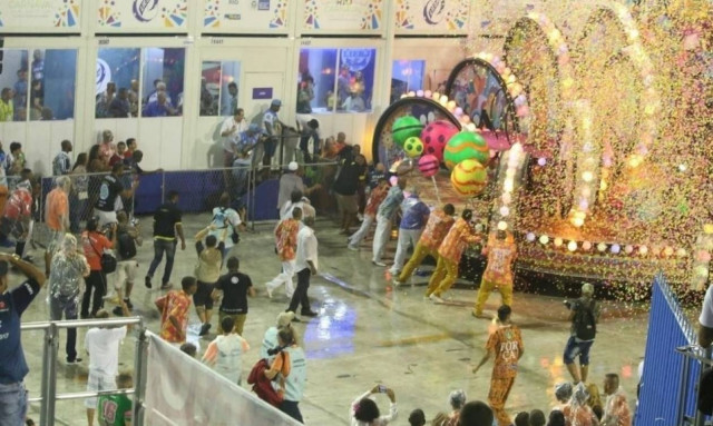 «Ματωμένο» καρναβάλι στο Ρίο ντε Τζανέιρο: Άρμα έπεσε πάνω σε θεατές (pics+vid)