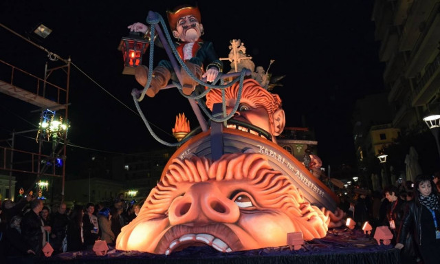 Unfazed by rain, revelers dress up and dance at Patras’ grand Carnival Parade