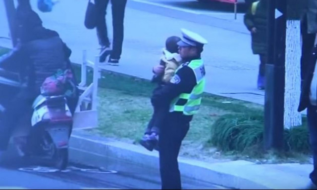 Συγκινητικό βίντεο: Τροχονόμος ρυθμίζει την κίνηση κρατώντας αγκαλιά έναν 5χρονο θύμα τροχαίου