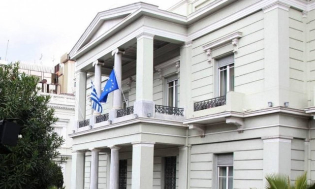 Καταδικάζει το ΥΠΕΞ την επίθεση στο Γαλλικό Ινστιτούτο: Ανεγκέφαλη, εγκληματική ενέργεια