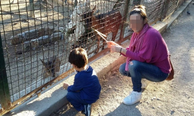 Ράγισαν και οι πέτρες: Στο ίδιο φέρετρο η μητέρα και το 3χρονο αγγελούδι της