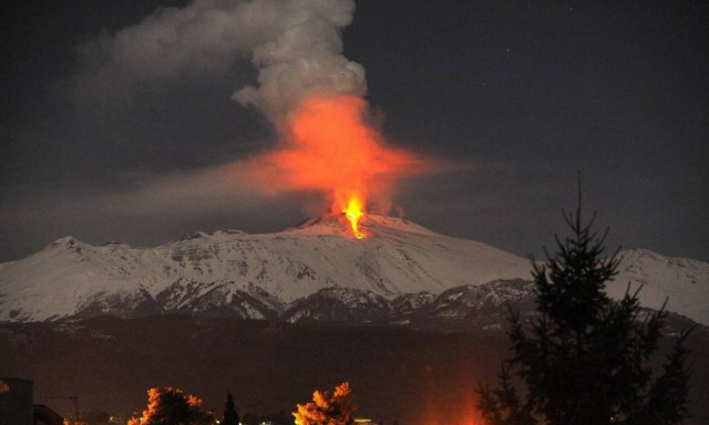 Εντυπωσιακές εικόνες: «Ξύπνησε» πάλι η Αίτνα! (pics+vid)