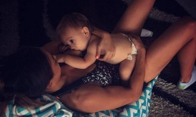 Μοντέλο απάντησε στα αρνητικά σχόλια για τις φωτογραφίες θηλασμού του 16 μηνών γιου της