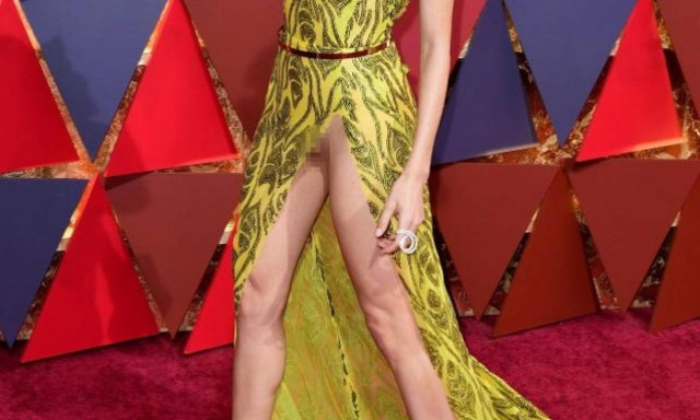 Όσκαρς: Ηθοποιός χωρίς εσώρουχο άνοιξε τα πόδια στο κόκκινο χαλί και φάνηκαν όλα! (video)