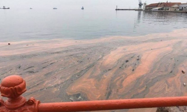 Θεσσαλονίκη: «Βάφτηκε» κόκκινος ο Θερμαϊκός