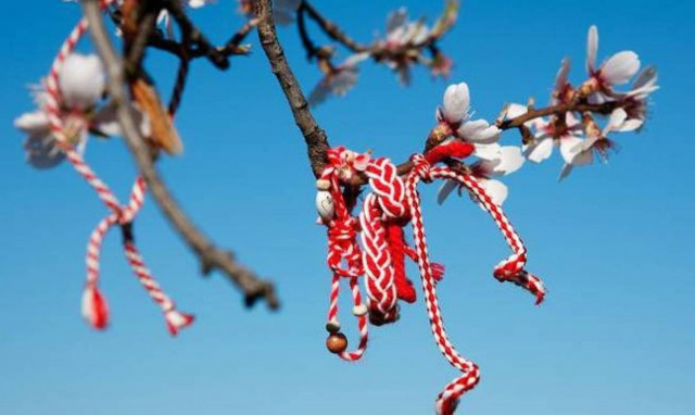 Το βραχιολάκι του Μαρτίου: Γιατί σήμερα φοράμε «Μάρτη» φτιαγμένο από άσπρη και κόκκινη κλωστή;