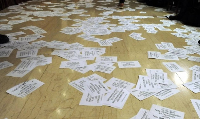 Εισβολή του Ρουβίκωνα σε συμβολαιογραφικό γραφείο για τους πλειστηριασμούς