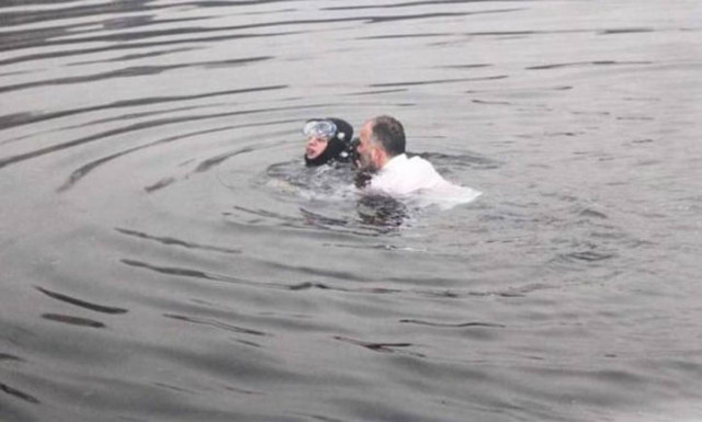 Τουρκία: Δήμαρχος βούτηξε με τα ρούχα στη θάλασσα για να σώσει γυναίκα (vid)