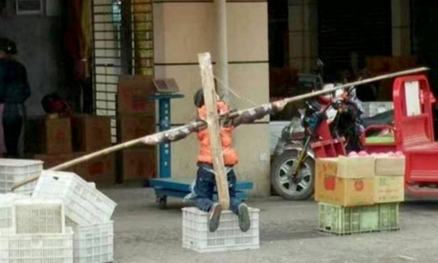 Απίστευτο: Πατέρας «σταύρωσε» τον γιο του γιατί... δεν είχε διαβάσει!