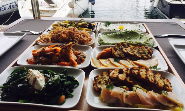 Βαρούλκο Seaside: Νέα πρόταση για το μεσημέρι - Ποικιλία με 8 μεζέδες