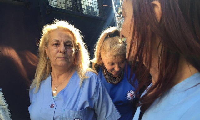 Ένταση στην Ηρώδου Αττικού  - Δεν αφήνουν τους διαδηλωτές να περάσουν