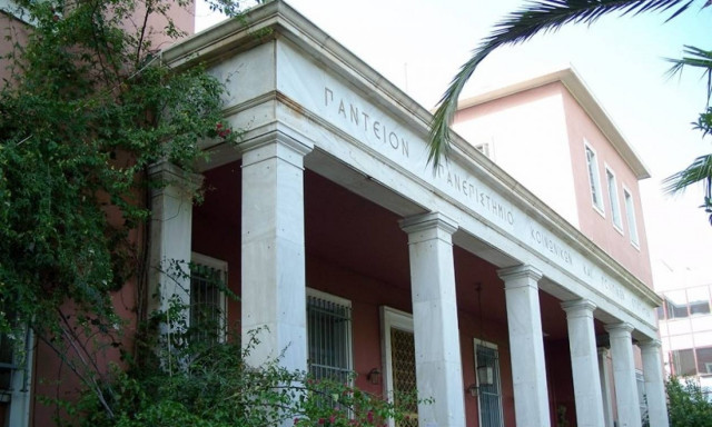 Ομάδα αγνώστων επιτέθηκε σε διμοιρία ΜΑΤ έξω από το Πάντειο πανεπιστήμιο