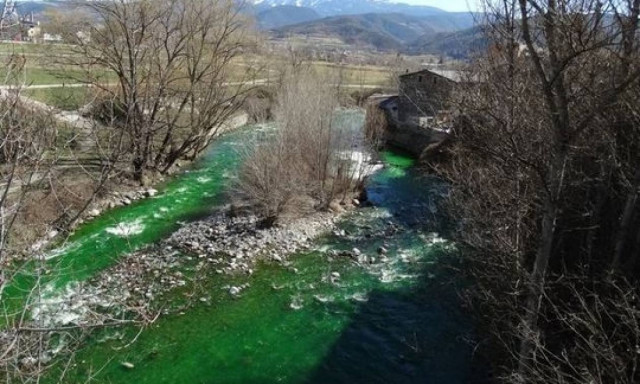 Μυστήριο με το ποτάμι που έγινε... πράσινο! (pics+vid)