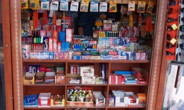 Ο ασυνείδητος οδηγός της ημέρας: Πάρκαρε μπροστά στο περίπτερο της και δεν μπορούσε να το ανοίξει