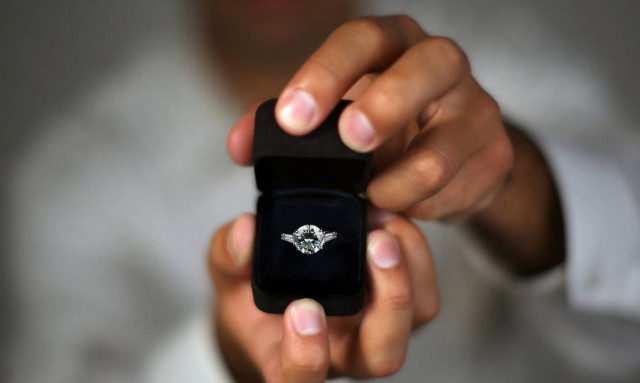 Πήγε να κάνει πρόταση γάμου και τα έκανε… μαντάρα! (vid)