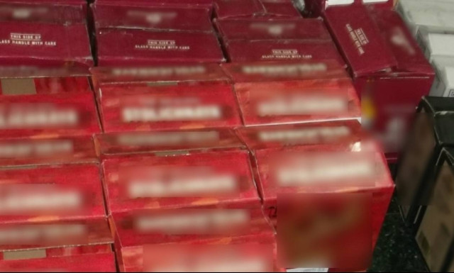 Τον έπιασαν να μεταφέρει 432 μπουκάλια με λαθραία ποτά!