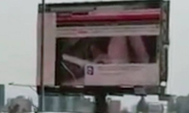 Τραγικό: Πήγε να απενεργοποιήσει γιγαντοοθόνη που έπαιζε πορνό και σκοτώθηκε